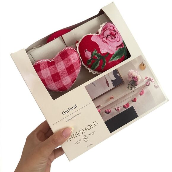 Threshold Red Holiday Garland with Heart Design NIP - Picture 1 of 4